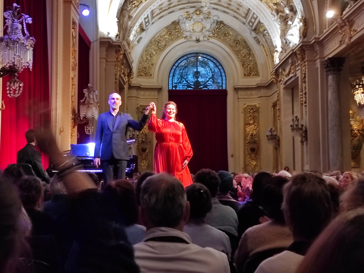 Beau concert en fin d'après-midi <a href="/operalille/">Opéra de Lille</a> .
Récital de <a href="/MarieAndree_BL/">Marie-Andrée Bouchard-Lesieur</a> accompagnée par Damin Lehman au piano.
Une petite jeune qui a de l'avenir, retenez son nom !
(Au fait, c'était quoi le dernier bis, où il était question de vodka?)