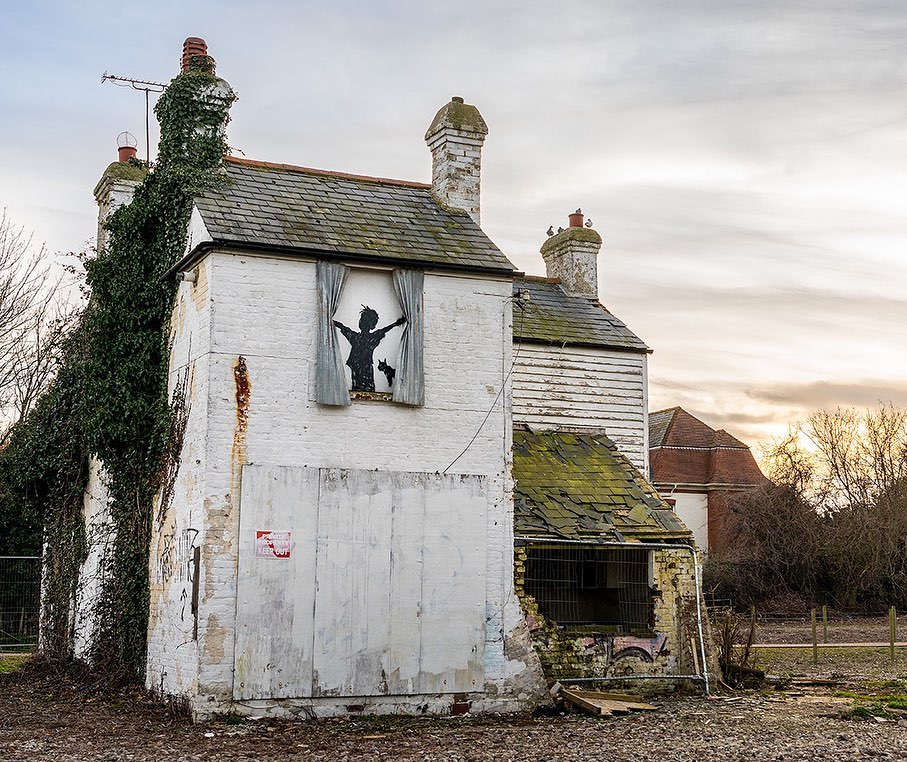artydeel's tweet photo. #StreetUpdate 'Morning is Broken' by @banksy / A new mural has appeared on the wall of a farmhouse in Herne Bay, Kent - but it has already been demolished.
A close-up of the work shows the silhouette of a boy opening a pair of iron curtains, with a cat also peeking into frame. https://t.co/lqGoJ7Lo5y