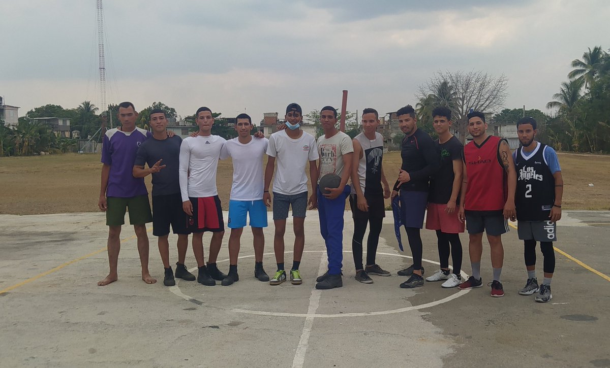 NidiaAurora3's tweet photo. Primer encuentro deportivo entre los jóvenes de @ETECSA_Cuba #ProvinciaGranma y los bomberos. Así comienzan las actividades en saludo al 61 aniversario de la UJC.
#SúmateETECSA @AnabeldeJessGm1 @carlosr_riera @ETECSAGranma @eTere_castro @manuel00hm https://t.co/zJd2I5VUs3