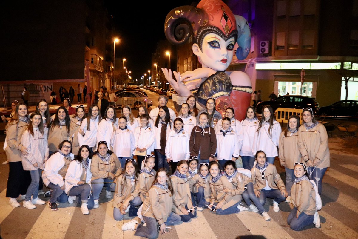 📸 Visita de les Reines Falleres de Burriana i les seues corts en la “nit de la plantà”