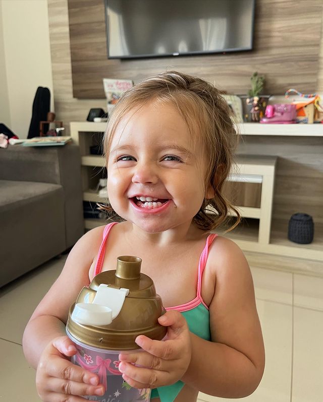 kuttlerLiz's tweet photo. 🌸 Bebam Água 

Hoje a mamãe me fez beber bastante água, está muito calor então tem que hidratar para não ficar doentinha. 
Eu acabo me divertindo bastante, água não é tão ruim assim!! 💦 https://t.co/TkmeYuL0zw