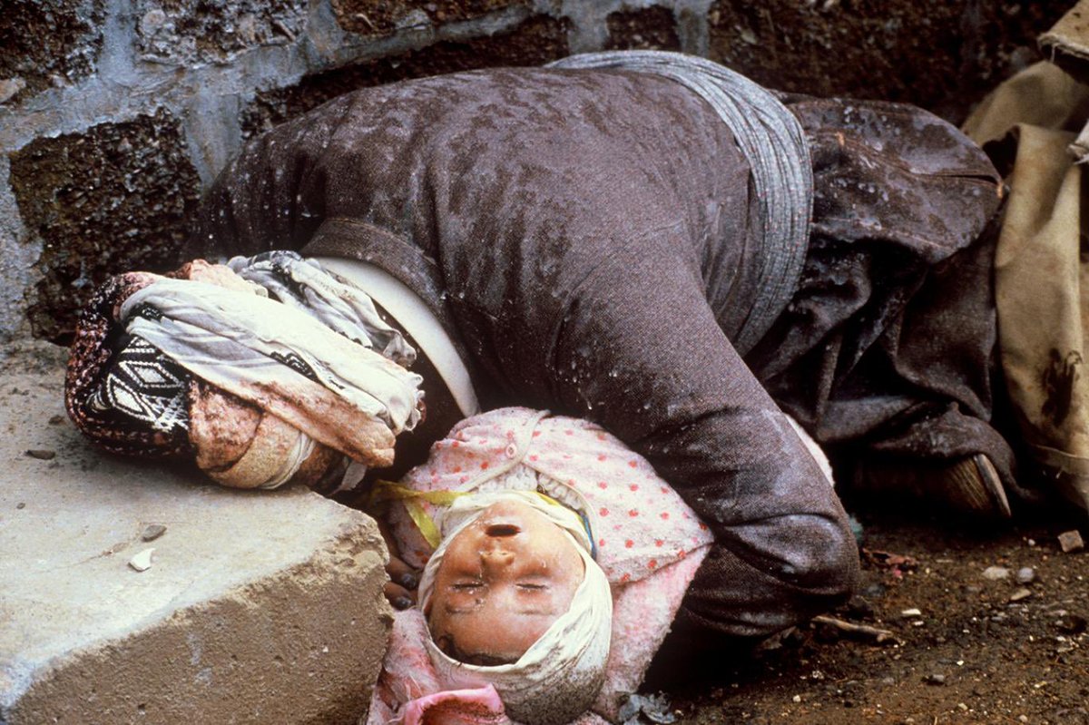 Munzurr62's tweet photo. Elma kokusuna koşan çocukların 
bir daha evlerine dönemedikleri gün, 
İnsanlık tarihine düşen kara bir leke, 
Ve dinmeyen bir sızıdır Halepçe.
16 Mart 1988 #HalepçeKatliamı 

“Dayê bêhna sêva tê” 
Em #Halepçe ji bîr nakin ! 🕯 https://t.co/2xa1AwQSHb