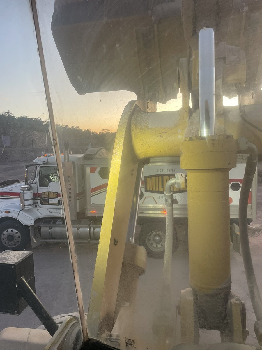 ColRichens's tweet photo. Early starts at the Quarry between Narrandera &amp;Grongy,  Outloading 40 mm Road Base https://t.co/1VwXqgkgGb