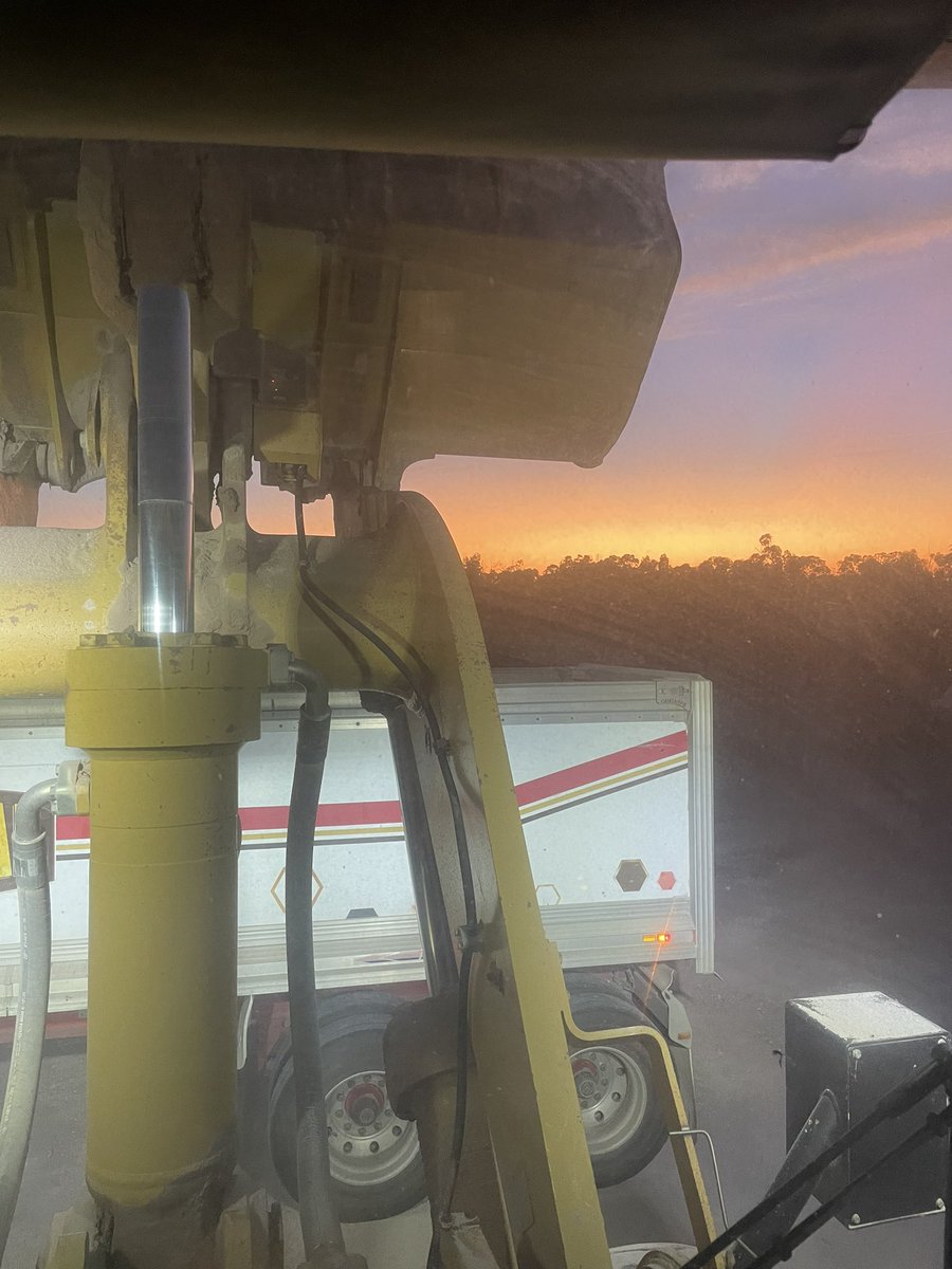 Early starts at the Quarry between Narrandera &amp;Grongy,  Outloading 40 mm Road Base