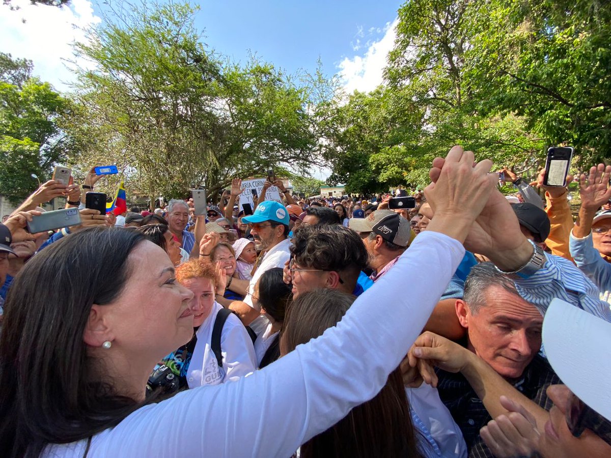 VenteVenezuela's tweet photo. ¡María Corina llegó a Mérida! 

Los ciudadanos saben cuál es nuestra única opción: VENEZUELA. 

¡Vamos hasta el final! 
@MariaCorinaYA
@VenteMerida

#VenteEsAhora https://t.co/BIHpg1WafK