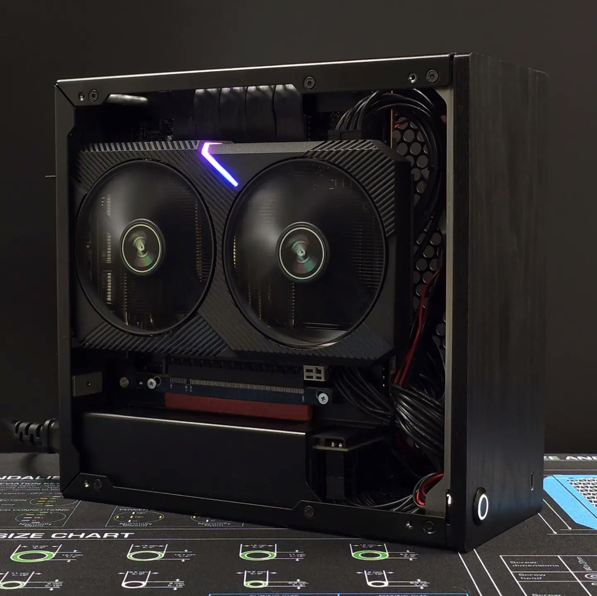 GEEEKCASE's modular ENP-7660B, with its silicone cables, is a game changer for ultra small form factor builds. It made cable management in this 5.5L PC, an absolute breeze 👌

geeekstore.com/shop/enhance-e…

#sffpc #itx #pc #gaming #pcbuild