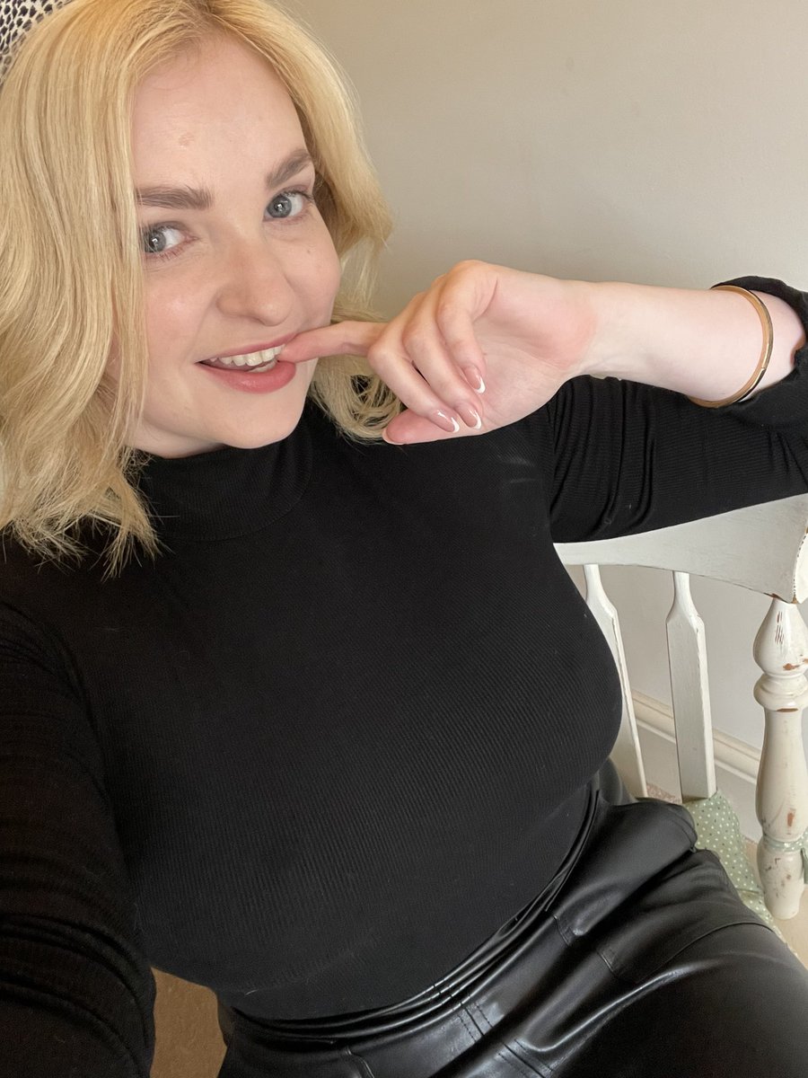 marilynmoore69's tweet photo. Moore has been in a playful mood today! What is yours ? 💋 xxxxx https://t.co/NrsIf175q4