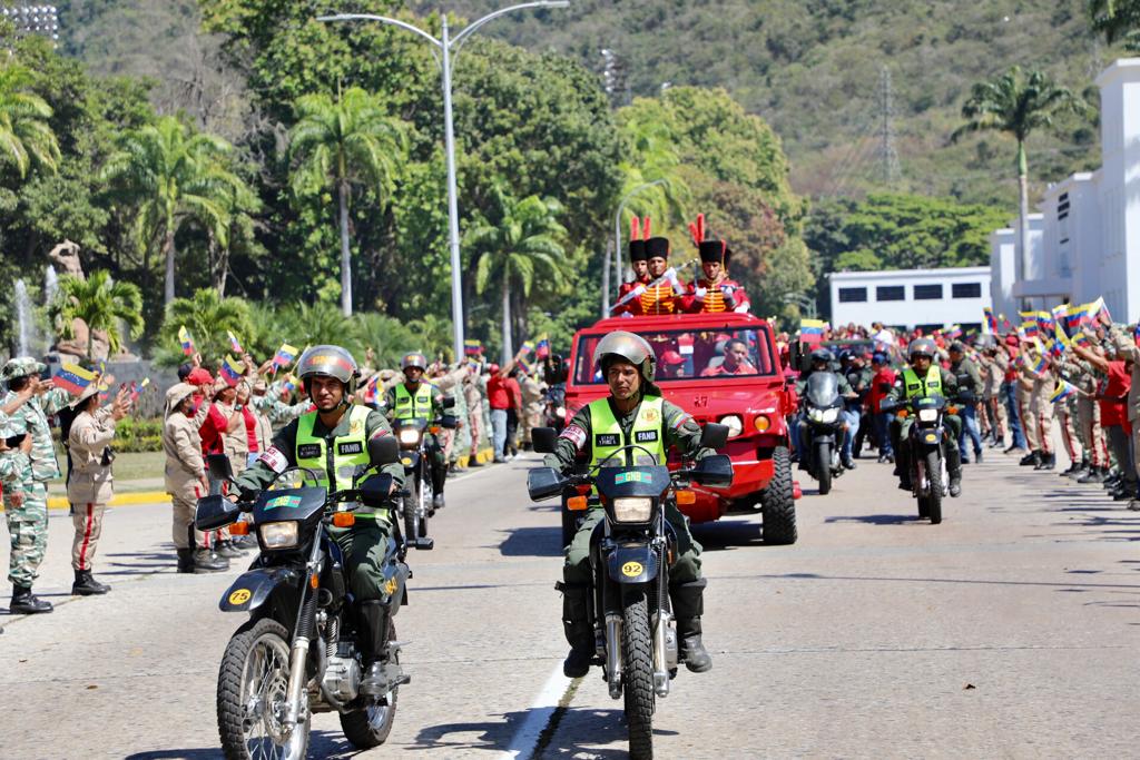 ArmadaFANBVzla's tweet photo. 🇻🇪 Enalteciendo el legado del Cmdte Supremo Hugo Rafael Chávez Frías, la #FANB en unión cívico militar marchó al Cuartel de la Montaña 4F, efectuando el traslado del Sable y Daga del Líder de la Revolución Bolivariana.

 #ChávezHechoMillones

@NicolasMaduro https://t.co/oFddaJHuhF
