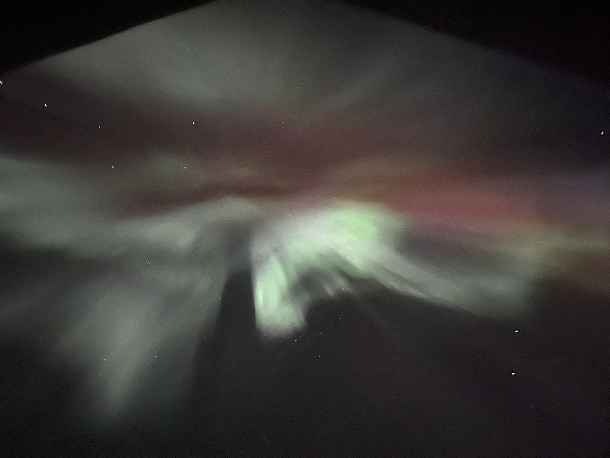 history_n_stuff's tweet photo. The Aurora was coming down from directly overhead. Absolutely amazing. 2/2 https://t.co/ydpaYnRptU