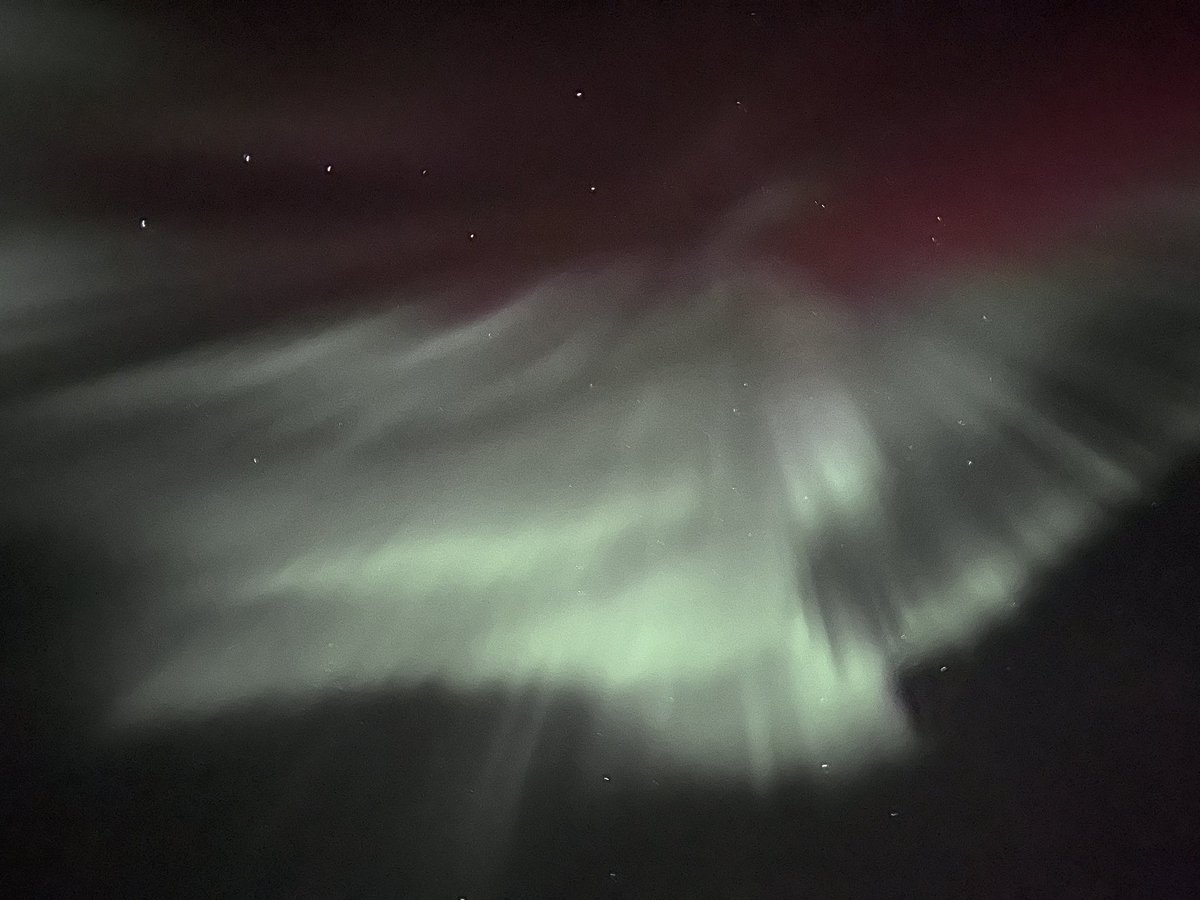 history_n_stuff's tweet photo. The Aurora was coming down from directly overhead. Absolutely amazing. 2/2 https://t.co/ydpaYnRptU