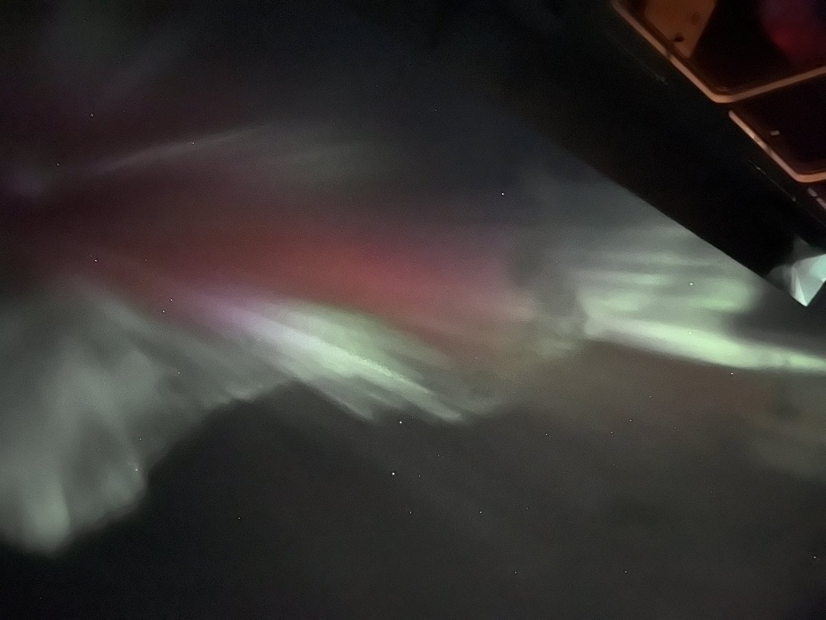 history_n_stuff's tweet photo. The Aurora was coming down from directly overhead. Absolutely amazing. 2/2 https://t.co/ydpaYnRptU