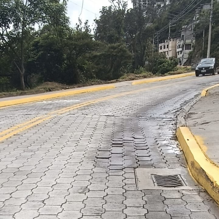 delpatoc's tweet photo. ¿Sabe cuántos días de inaugurada tiene la Av. de los Conquistadores Sr. alcalde @santiguarderas?
Dijeron que duraría al menos 15 años pero ya empieza a hundirse.
#RespuestasYa
#GuápuloPatrimonial https://t.co/25ZPnF74ha