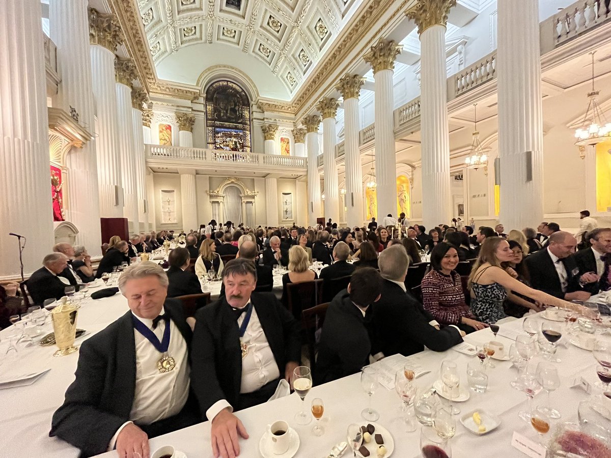 A possibly record breaking 300+ turnout at Mansion House for Master Jason and @WCofIB with Lord Mayor in attendance. Inspiring speeches and awards - and time for a stirrup cup with familiar friends.
Thank you Master - even the soggy journey home cannot dim the experience!