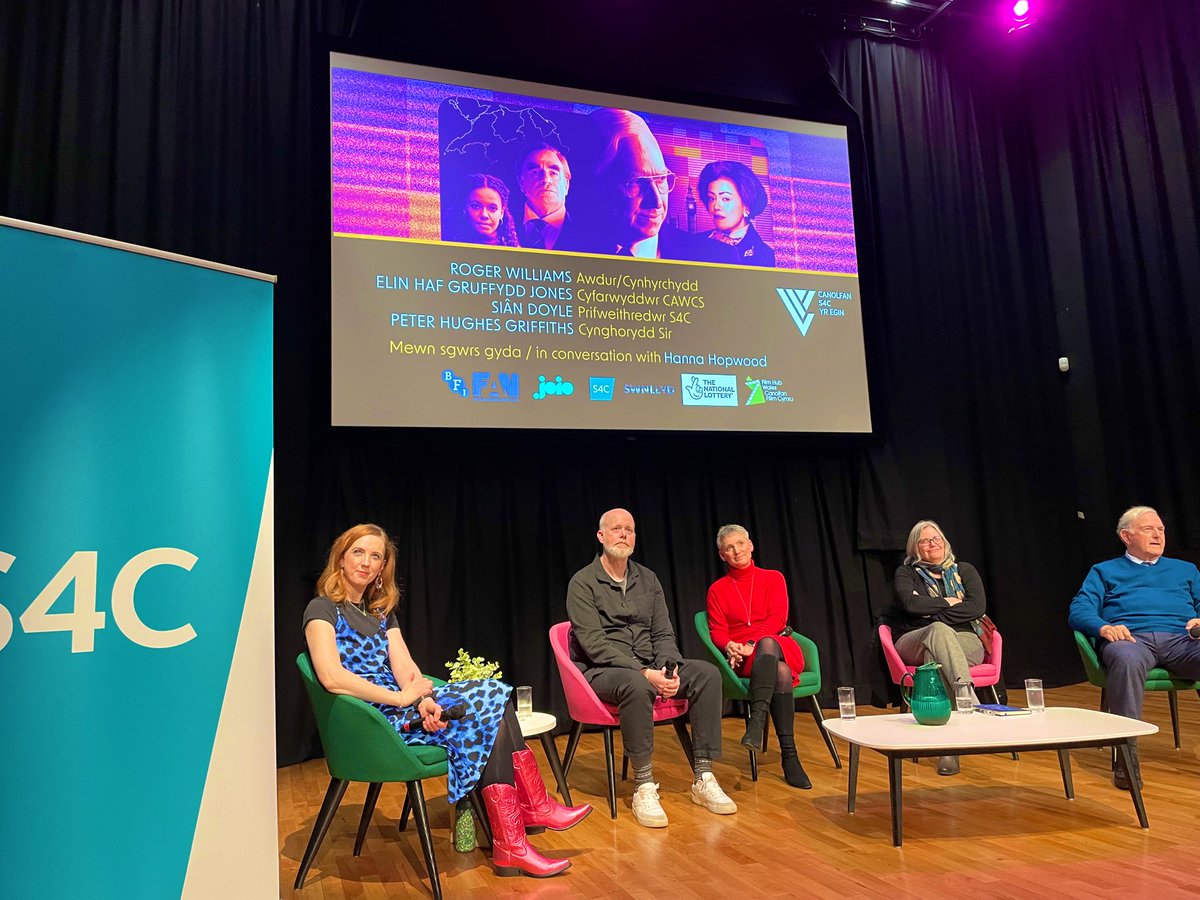 Noson gynta’ gwych o ddangos ffilm Y Sŵn 👏🏼👏🏼
Diolch yn fawr i’r panel @rogwilliams @SianDoyleS4C <a href="/elinhgj/">Elin Haf Gruffydd Jones</a> Peter Hughes Griffiths a <a href="/HannaHopwood/">Hanna Hopwood</a> am gadeirio sgwrs ddifyr.
Y ffilm yma eto :
Iau, 15 Mawrth 10.30 a 7pm
Gwener, 16 Mawrth 10.30 a 7pm
🎟️ 👉🏼bit.ly/3TgghRP