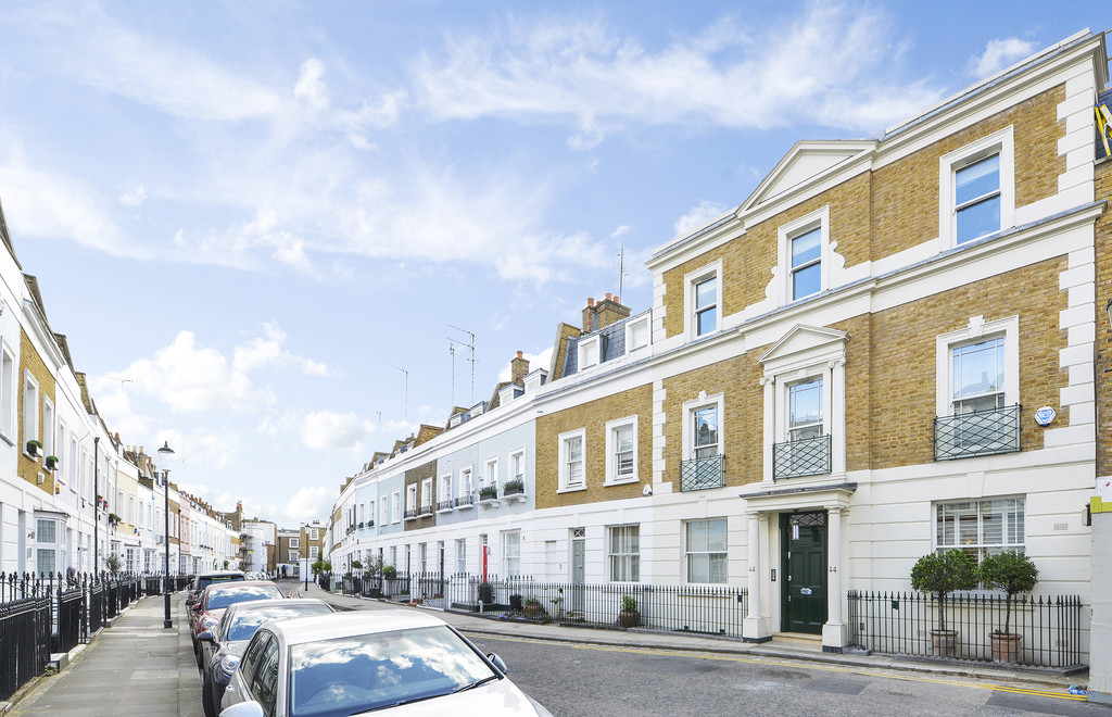 NVPproperty's tweet image. The perfect family home in the heart of Chelsea. A five bedroom, double fronted house with a spacious dine-in kitchen, beautifully designed patio garden and more.  Available to rent through NVP bit.ly/3lhmekQ