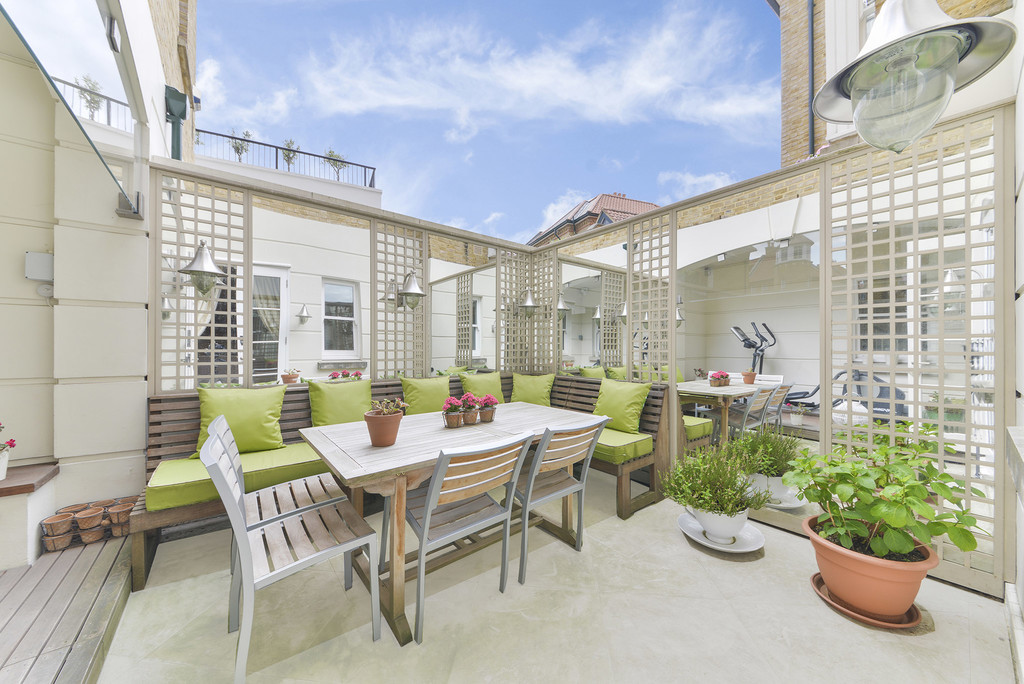 NVPproperty's tweet image. The perfect family home in the heart of Chelsea. A five bedroom, double fronted house with a spacious dine-in kitchen, beautifully designed patio garden and more.  Available to rent through NVP bit.ly/3lhmekQ