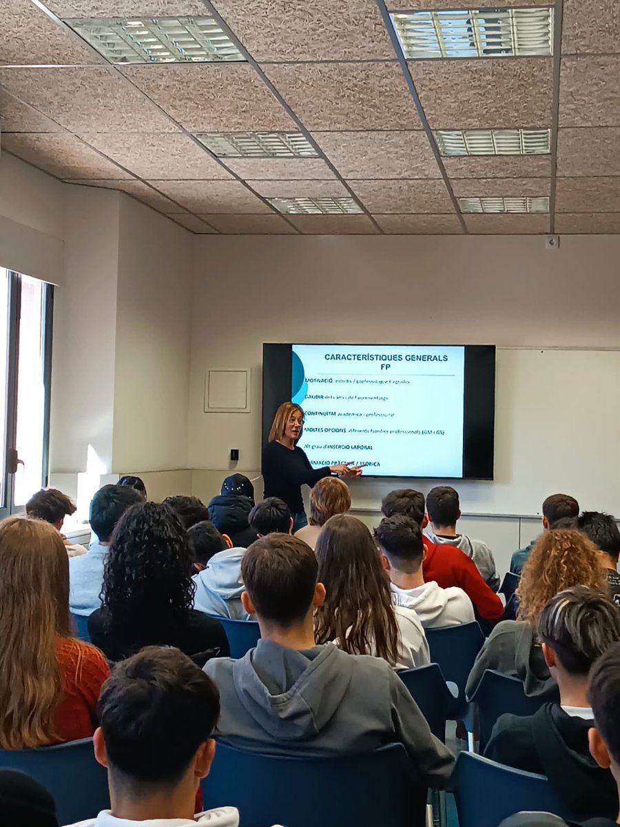 EpiaOlot's tweet image. Jorndades d'orientació 4t d'ESO. Aquest matí alumnes dels diferents instituts i centres educatius de la comarca han visitat la nostra escola per conèixer els cicles formatius d'Activitats físiques i esportives. #FPOLOT