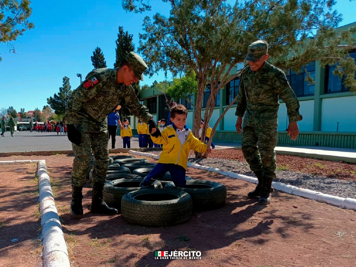 Alumnos de preescolar y primaria de #Chihuahua convivieron con personal militar del #23BatallónDeInfantería, donde pudieron conocer más sobre las actividades que se realizan en el #EjércitoMexicano 

#5ZonaMilitar
#UnidosSomosLaGranFuerzaDeMéxico