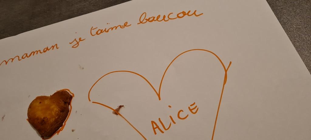 DurandAnneSoph7's tweet photo. Rentrer tard encore. Ne pas les voir et trouver ce petit mot ❤️ #maman #bebechat #sablé #attention #amour #mesamoureuses https://t.co/ih5fyDH4si