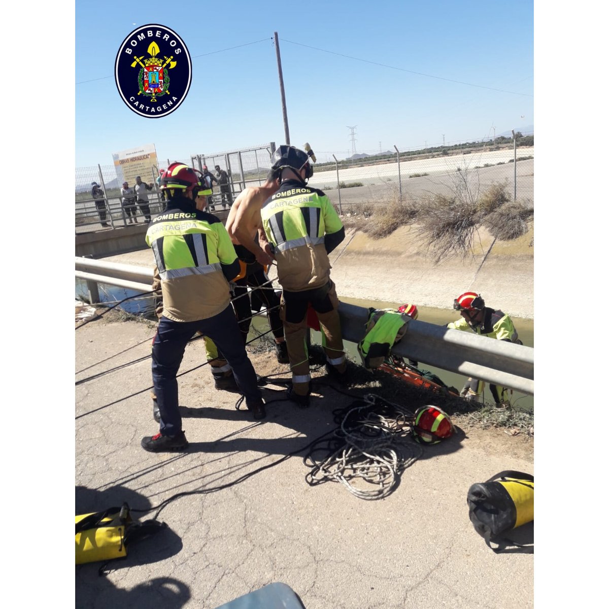 Bomberos_CT's tweet photo. @112rmurcia @guardiacivil @policiaTP @BomberosCEIS_RM @Bomberos_CT asiste y realiza rescate en el accidente de trafico. https://t.co/uoZucXNxYV