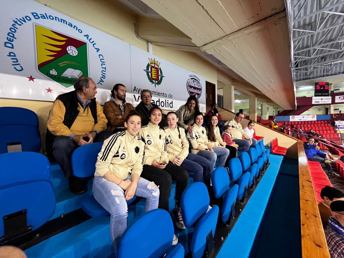 RVfemenino's tweet photo. 💜💪🏻 Junto al @BmAulaCultural en Huerta del Rey, testigos de la preciosa victoria de las vallisoletanas ante el líder Bera Bera.

¡Gracias, y enhorabuena por el partidazo!

#pucela #RVSimancas https://t.co/N6rnJN3gqm