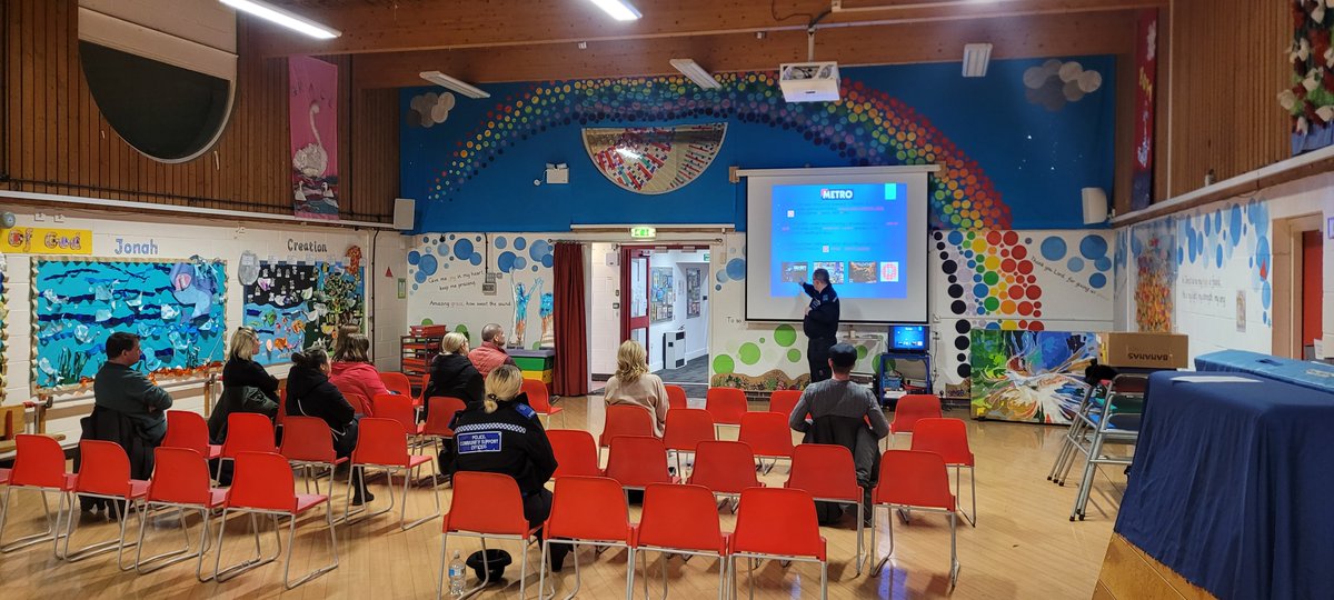 Today PCSO Duncan Long @erdingtonWMP was joined by officers from Sutton Newhall NHT at the Deanery School in Walmley to deliver online safety advice and county lines education to parents. Thank you to Duncan, The Deanery, and the parents who attended. 
#countylines #onlinesafety