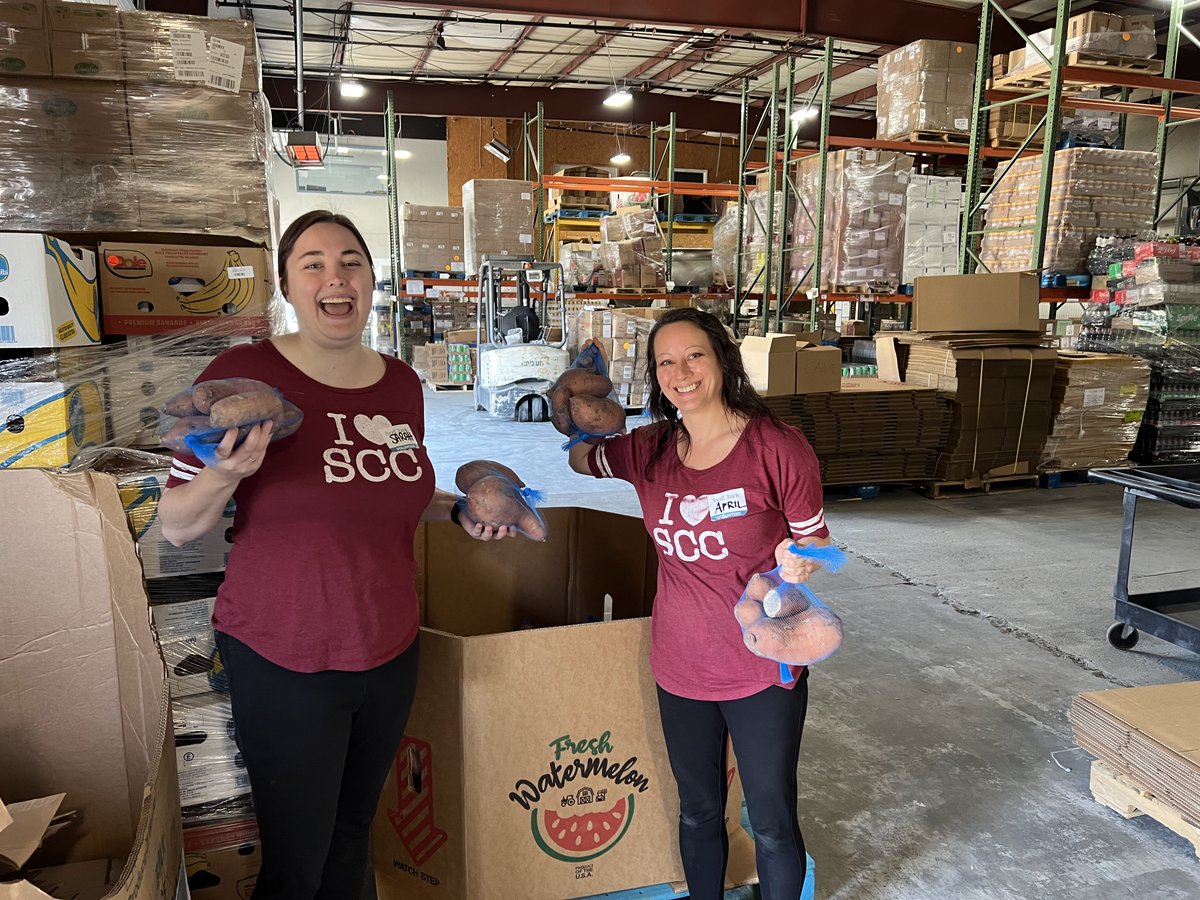 SandhillsCC's tweet photo. The SCC Staff Council has been serving our community for the last few weeks by volunteering at the Food Bank of Central and Eastern North Carolina. We love to see it; keep it up! @FoodBankCENC
#SandhillsCC #CommmunityService https://t.co/f8DyV717ev