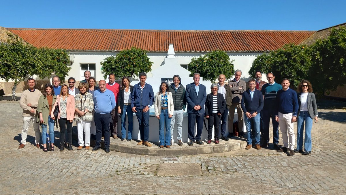 IfapaJunta's tweet photo. Reunión de trabajo del #IFAPA en la que participan la presidenta, @martabosquet, los responsables de los distintos servicios y los directores de los centros.

Trabajando para acercar la investigación, formación e innovación a los sectores agrícola, ganadero y pesquero. https://t.co/nuF9FPZGLI