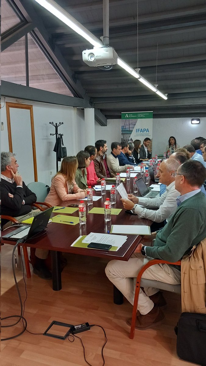 IfapaJunta's tweet photo. Reunión de trabajo del #IFAPA en la que participan la presidenta, @martabosquet, los responsables de los distintos servicios y los directores de los centros.

Trabajando para acercar la investigación, formación e innovación a los sectores agrícola, ganadero y pesquero. https://t.co/nuF9FPZGLI