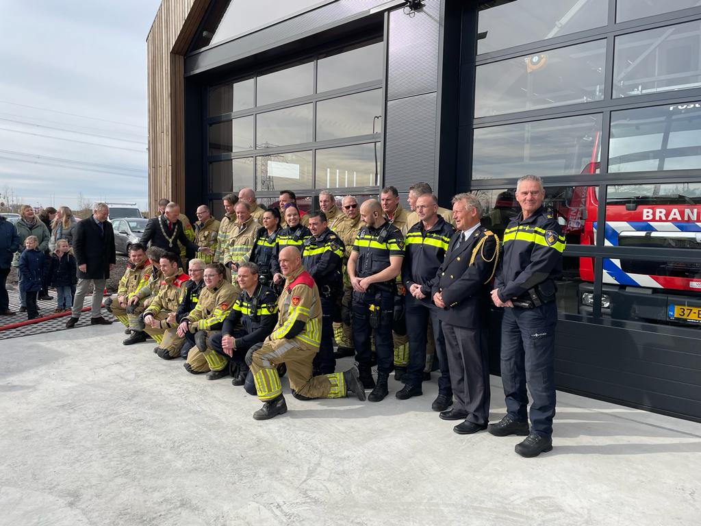 Afgelopen zaterdag is nieuwe politiepost en brandweerkazerne officeel geopend welke is gevestigd Weesperweg 2D Muiden. Openingstijden dinsdag en donderdag van 9 -12 uur