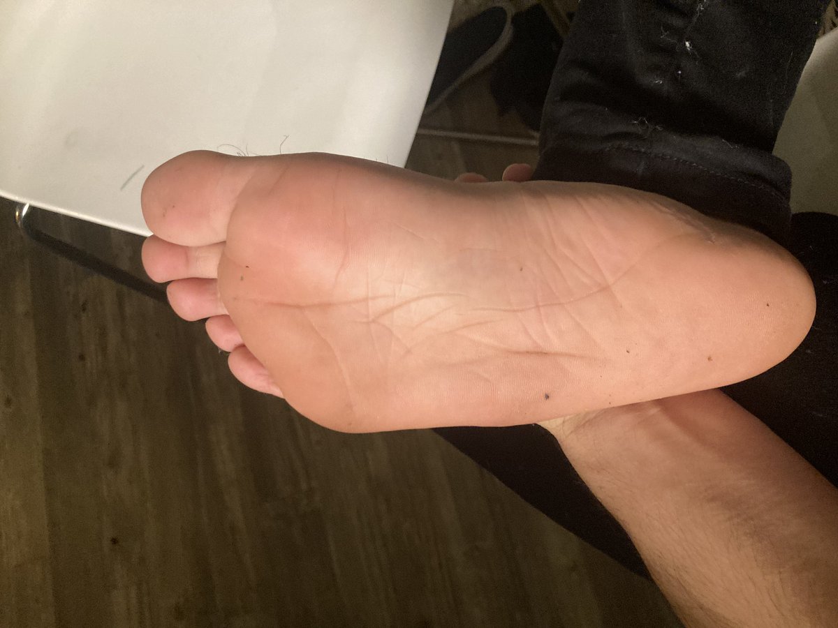 Alecallstar111's tweet photo. Where all my feet guys at 😉 retweet if you like. #feet #footfetısh https://t.co/RlYhjw0rB9