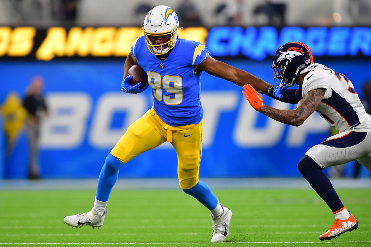 NFL_DovKleiman's tweet photo. Update: The #Patriots and #Browns are talking to #Chagers free-agent TE Donald Parham about possibly signing, according to @StainbrookNFL
The 6'8 Parham is an athletic redzone weapon at the position. https://t.co/FB3rE5wNmX