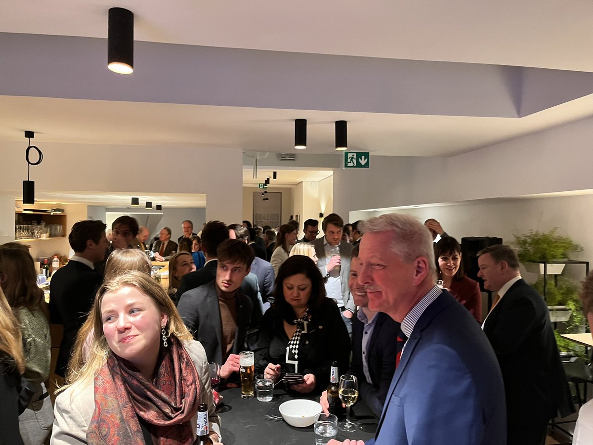 Spannende #verkiezingsavond bij <a href="/HollandHouseBxl/">Holland House Brussels</a> Voor het eerst konden ook Nederlanders in het buitenland meebeslissen over samenstelling Eerste Kamer.