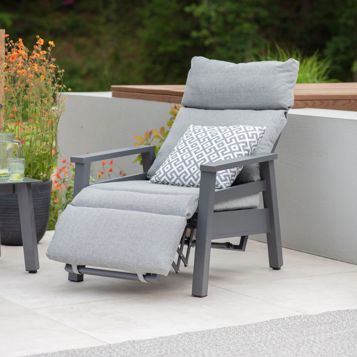 If lost, you'll find me here!😎

📸Barcelona Reclining Duo Set 

Do you prefer summer or winter? 

#outdoorliving #furniture #lgoutdoor #recliningduoset