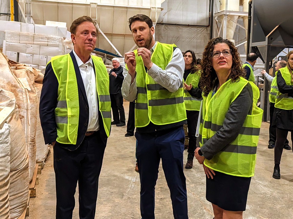 CTDEEPNews's tweet photo. “@brightfeeds is really taking farm-to-table, &amp; adding on table back to farm, &amp; it’s really amazing to see what that can mean for jobs &amp; sustainability &amp; also for cost savings for our municipalities &amp; businesses here in the state.” CT DEEP Commissioner @kscharfdykes https://t.co/ZZoNXmc3xG
