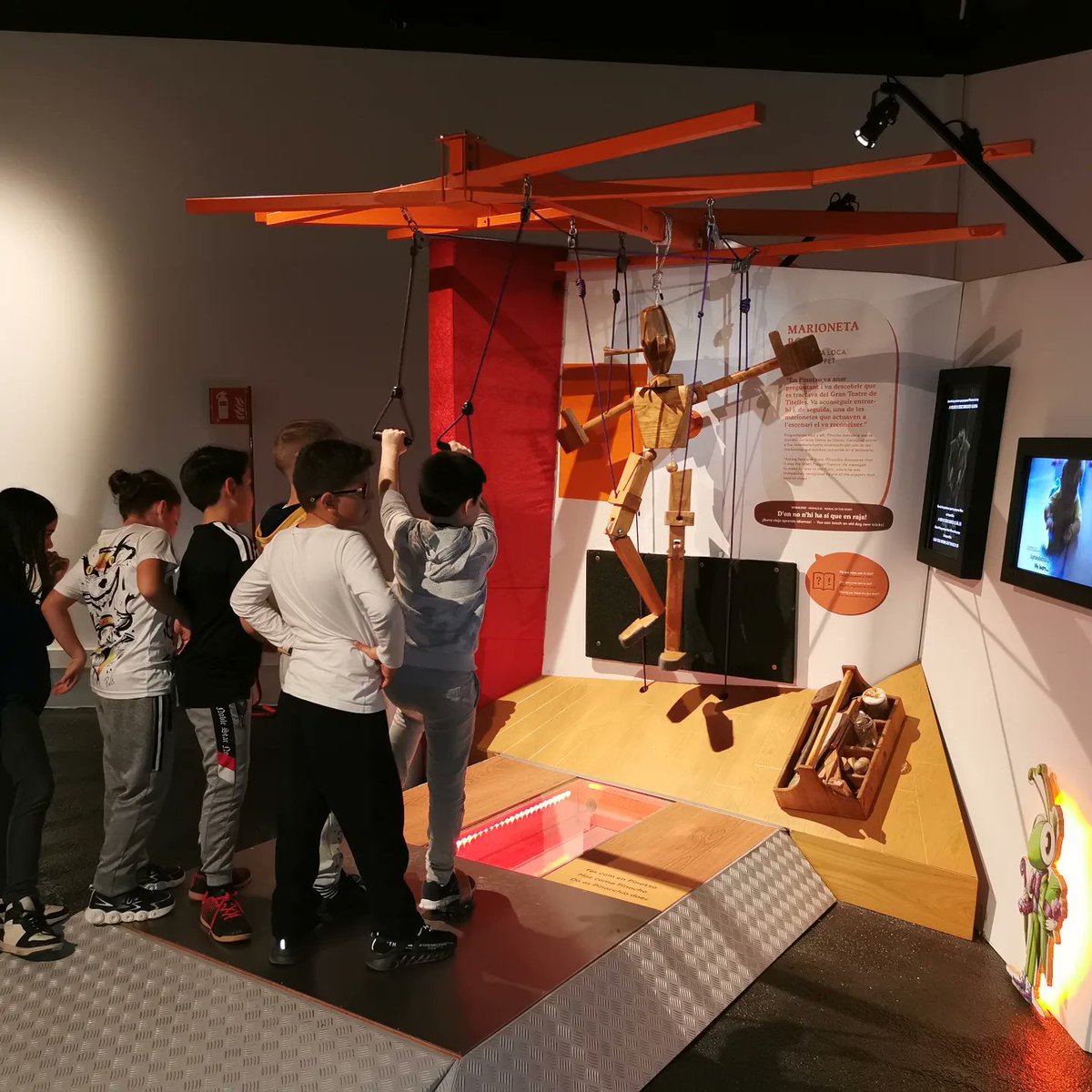 IELaTordera's tweet photo. L'alumnat de 4t de primària visitem el Museu de Ciències Naturals de Barcelona i aprenem ciències a partir de l'exposició "Hi havia una vegada..." https://t.co/P3GcHAAlPD