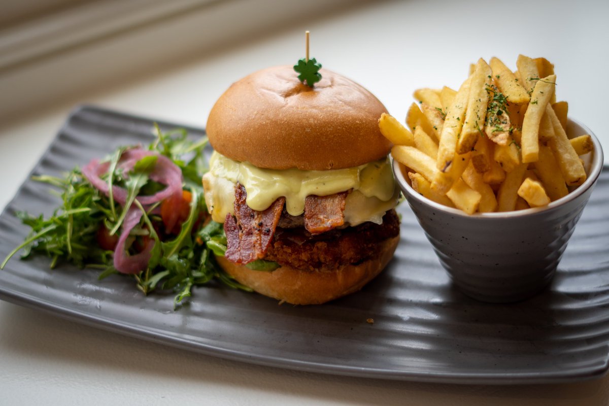 TheSpitjack's tweet image. We’ve got a little something for everyone this St.Patrick's day.
Here’s our Paddy’s Burger, Emerald Bellini and Green Cure Juice. 🍀
Served only on Friday 17th, walk ins welcome 🚶🏻‍♀️🚶🏻

#stpatricksday #corkcity #menu #green #cork 
#dinningout #brunchtime #brunchcork #juice