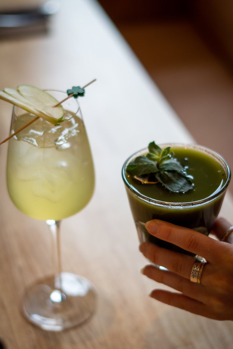 TheSpitjack's tweet image. We’ve got a little something for everyone this St.Patrick's day.
Here’s our Paddy’s Burger, Emerald Bellini and Green Cure Juice. 🍀
Served only on Friday 17th, walk ins welcome 🚶🏻‍♀️🚶🏻

#stpatricksday #corkcity #menu #green #cork 
#dinningout #brunchtime #brunchcork #juice