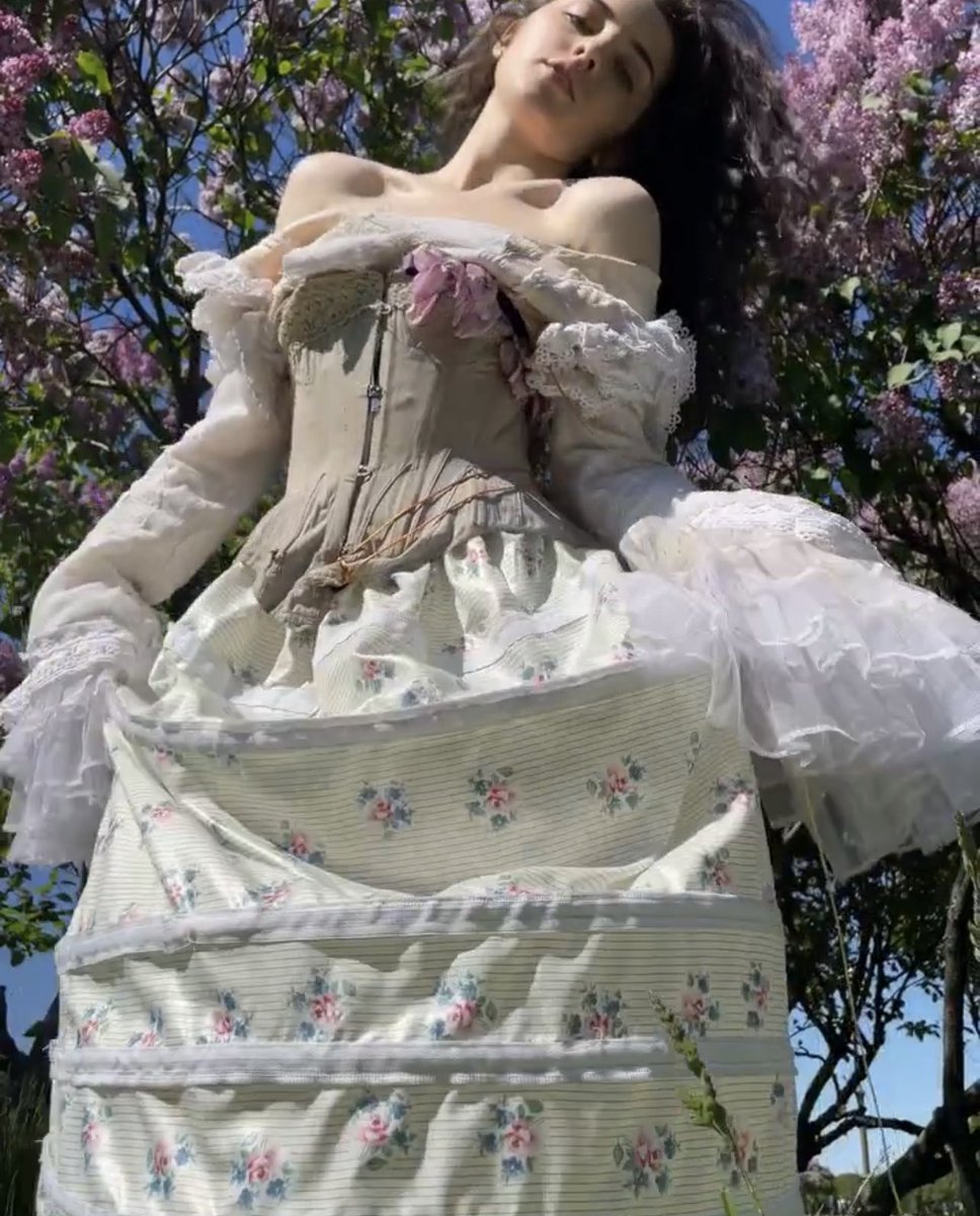 pinkmochhi's tweet photo. with off-shoulders long dresses, either loose or fitted ones. https://t.co/xo026yUetN