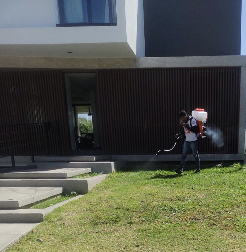 FMaxiGarcia's tweet photo. #CampañaPrevencion #Dengue Seguimos recorriendo las casas de los vecinos de #YerbaBuena llevando con acciones concretas el combate contra el mosquito 🦟 #JuntosEsMejor #RobertoSanchezGob #ArielGarcia2023 https://t.co/3Yll7ha8he
