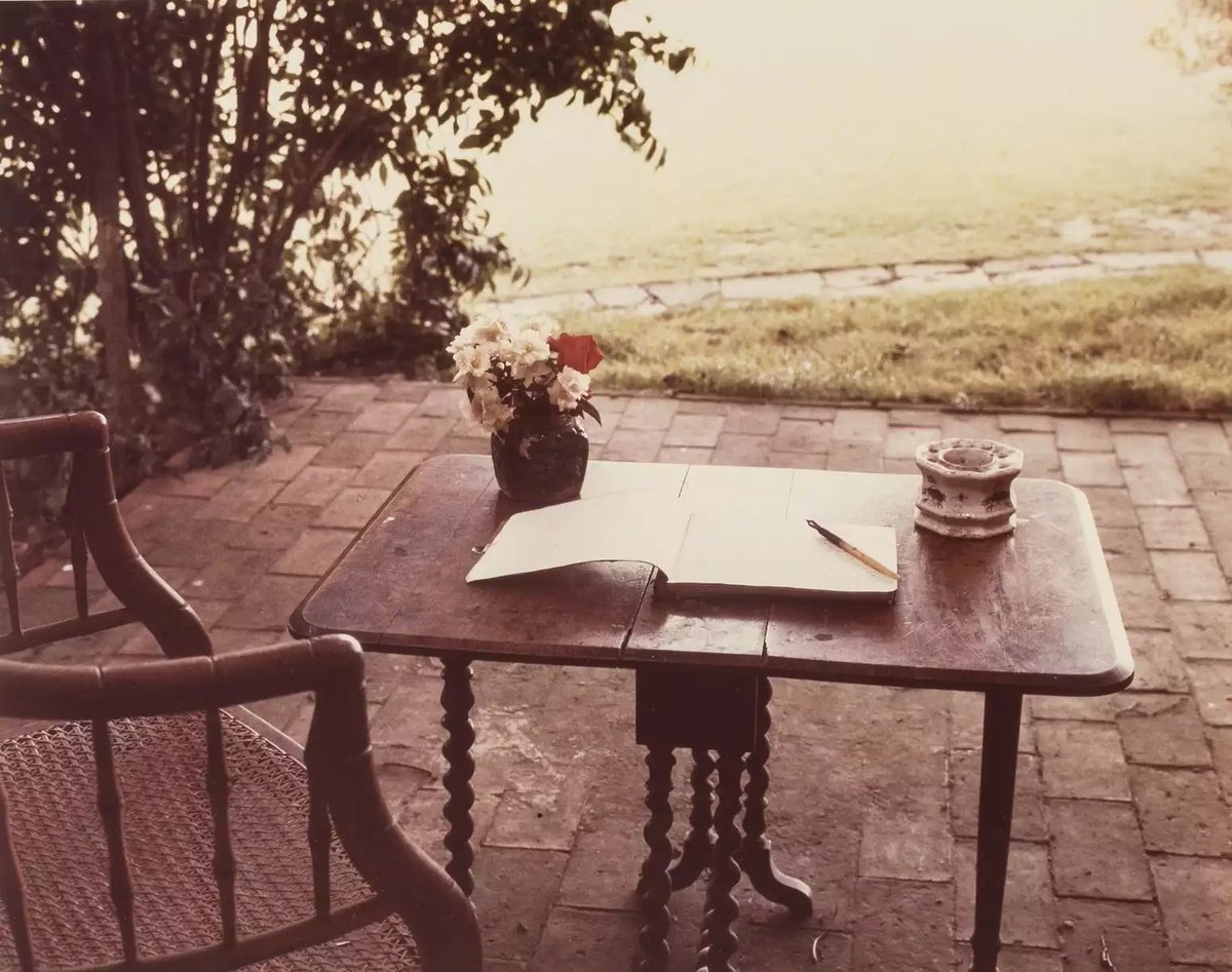 Virginia Woolf’s writing table
📸 by Gisèle Freund