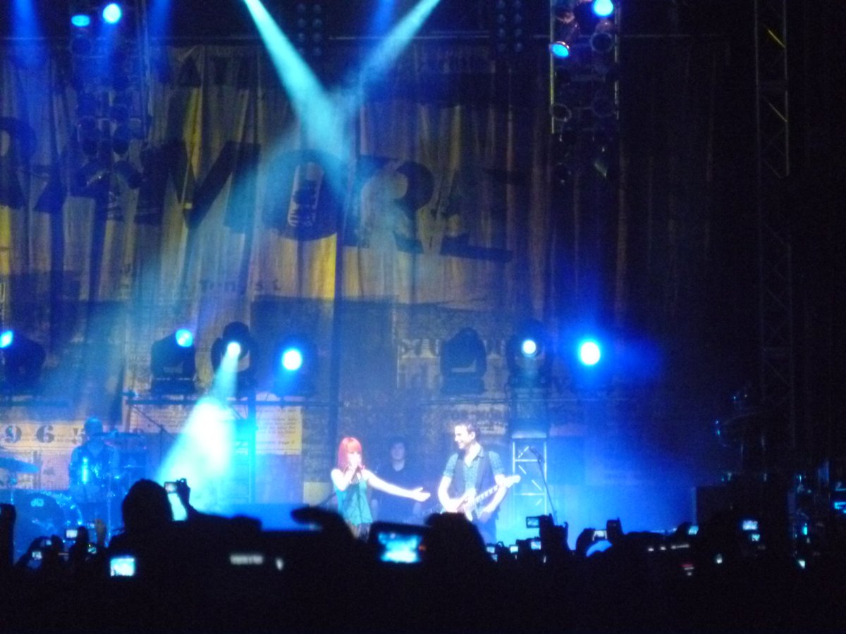 paramoreyork's tweet photo. 2011 vs 2023 @paramore 🥺♥️🇨🇴 https://t.co/B90m3WBXVw