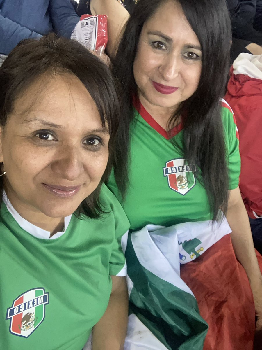 Griselda194's tweet photo. Let’s go Mexico!! 💚⚾️❤️ #WORLDBASEBALLCLASSICPHX https://t.co/cvj6PSuvol
