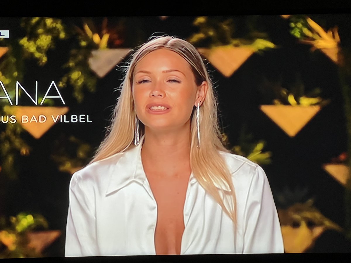 Wer hat ihr eigentlich erzählt, dass es ne Pyjamaparty wäre?  #bachelor