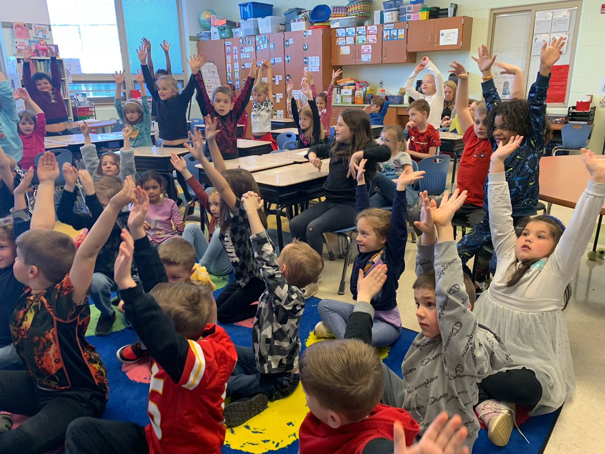 saminfirstgrade's tweet photo. Learning about Yellowstone National park today with a park ranger! https://t.co/6nS0Fxc7EC