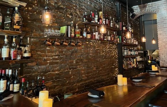 ReserveChagrin's tweet image. The bar is looking extra cozy tonight, come say hi🍷🍸🍺 #chagrinfalls #cleveland #localbusiness