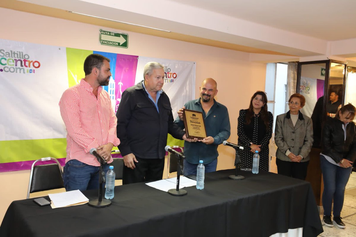 chema_fraustro's tweet photo. Dentro de las acciones de fortalecimiento del centro histórico, tomamos la protesta a Roberto Rojas Oyervides como nuevo presidente de la Asociación de Comerciantes del Centro Histórico de Saltillo, en sustitución de Salvador Rodríguez Saade al cual le reconozco su trabajo y, https://t.co/51MFjoMpPE