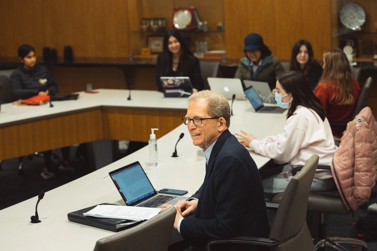 Frosh tackled some big questions about the ideals of citizenship and democracy for their second course in COLLEGE, Stanford’s newly restructured undergraduate requirement program, housed within VPUE. news.stanford.edu/report/2023/03…