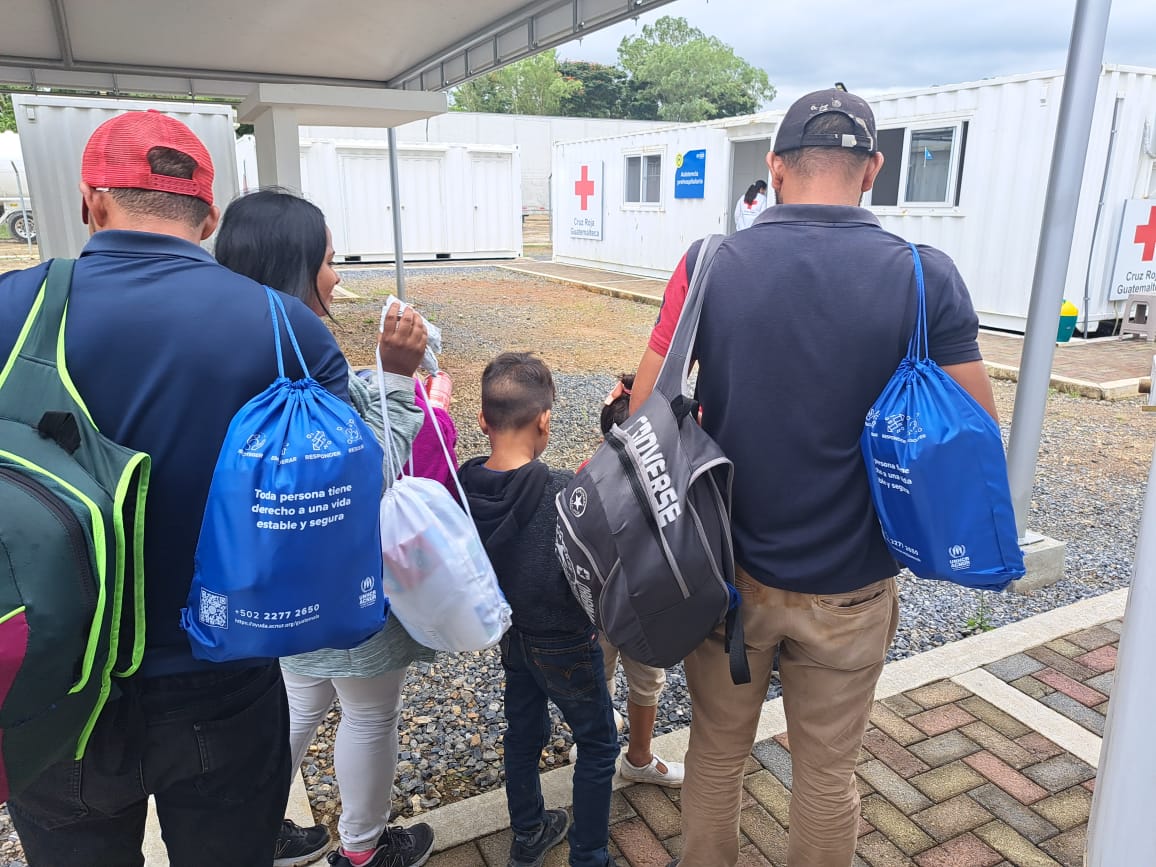 MartinLu_Ca's tweet photo. Hoy @ACNURamericas  🇬🇹 esta de fiesta‼️, el CAPMiR de 📍 El Cinchado en Izabal, frontera de Guatemala con Honduras, cumple 🎈1 año 🎉 .
Hemos atendido a +4200 personas  brindándoles  información, primeros auxilios e hidratación entre otros servicios ℹ️🗺⛑️🚰🚿🛜 https://t.co/nXYKn9E5OR