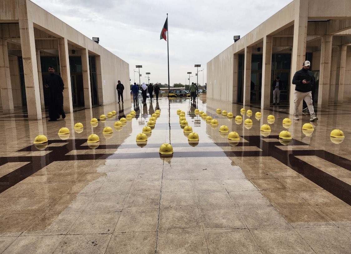 متضامنة مع تجمع عاملي وزارة الكهرباء والماء ضد  #تعسف_وزاره_الكهربا 
وأرفض استدعاء الموظفين المحتجين للتحقيق، ومنعهم من المطالبة بحقوقهم، فهذا ترهيب وتكميم أفواه لا يليق أن يُعامل به موظفو #وزارة_الكهرباء_والماء رغم التضحيات الكبيرة التي يقدمونها ويجب محاسبة صاحب القرار التعسفي